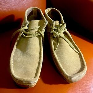 Clark Wallabees Size 10 Cream Joints